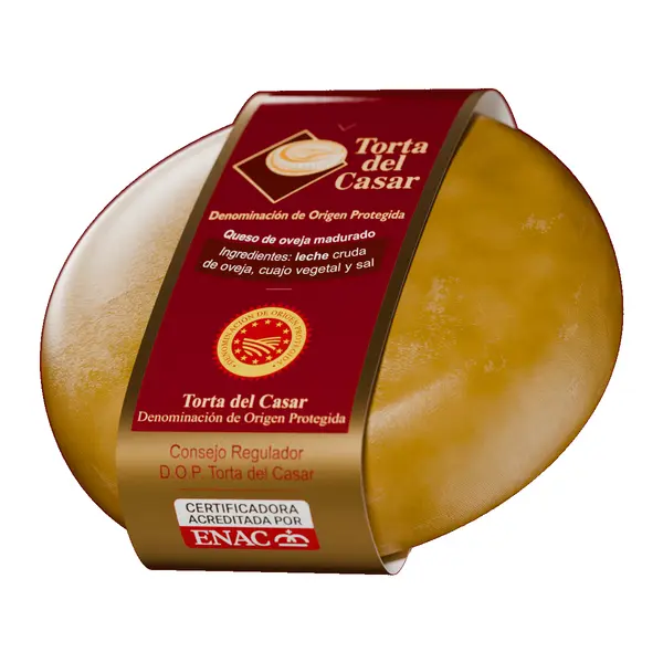 Pieza redonda de queso Torta del Casar DOP con su banda roja certificada