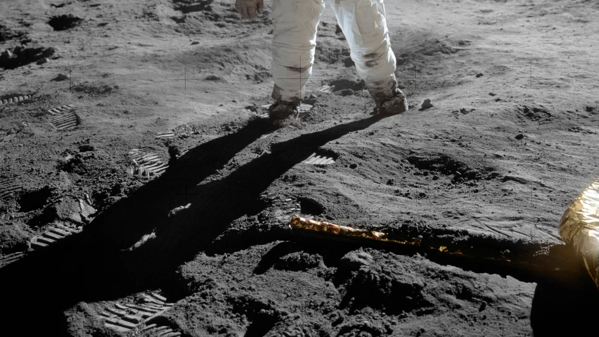 Buzz Aldrin sobre la superficie lunar, fotografiado por Neil Armstrong durante el Apolo 11