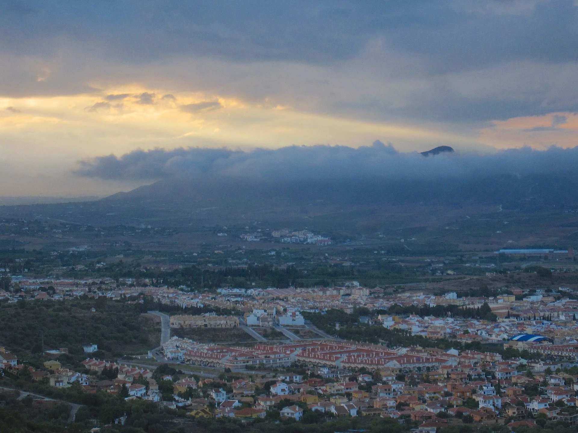 Alhaurín de la Torre al atardecer con la sierra al fondo