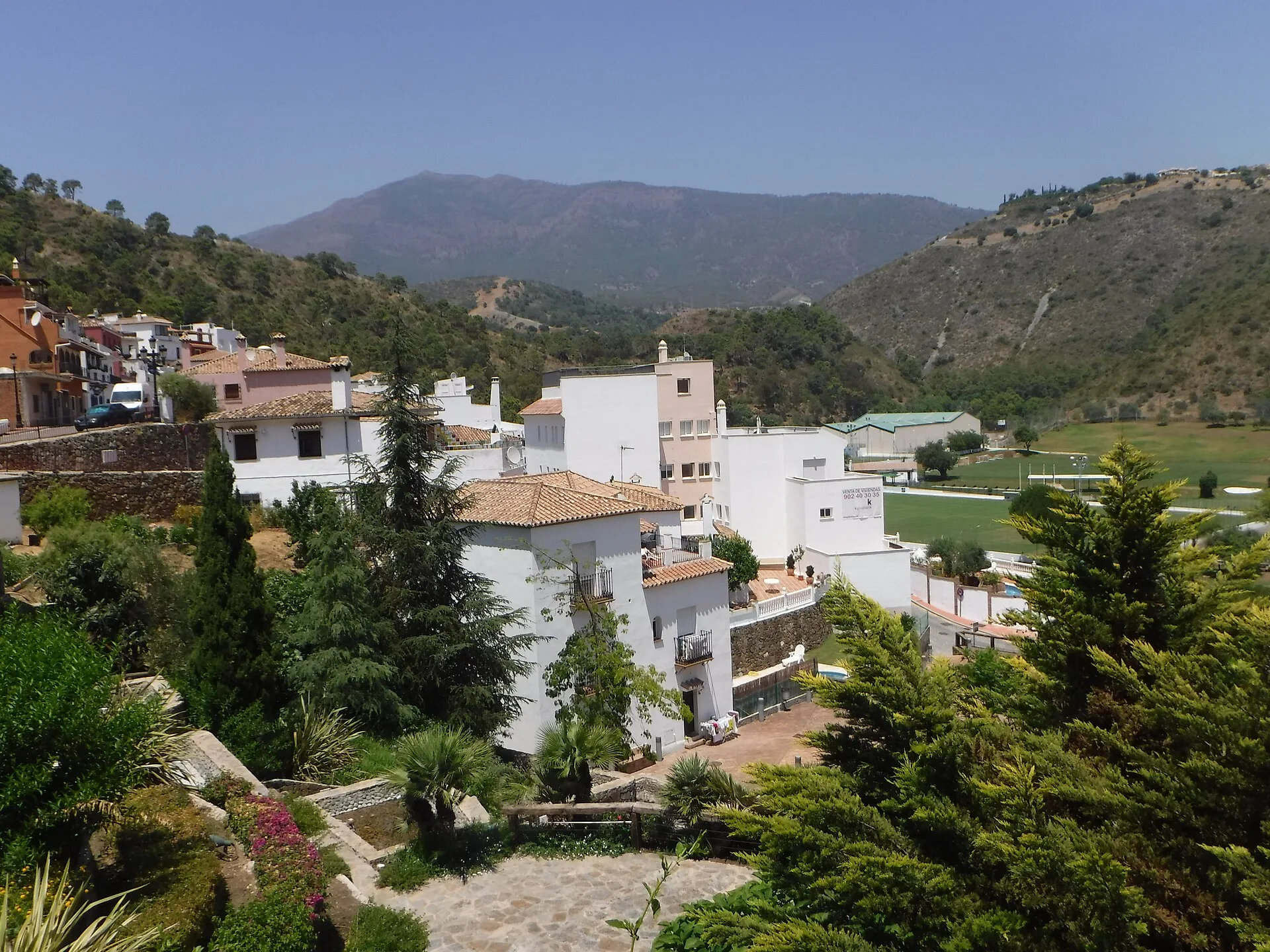 Vista del pueblo blanco de Benahavís encajado en la sierra