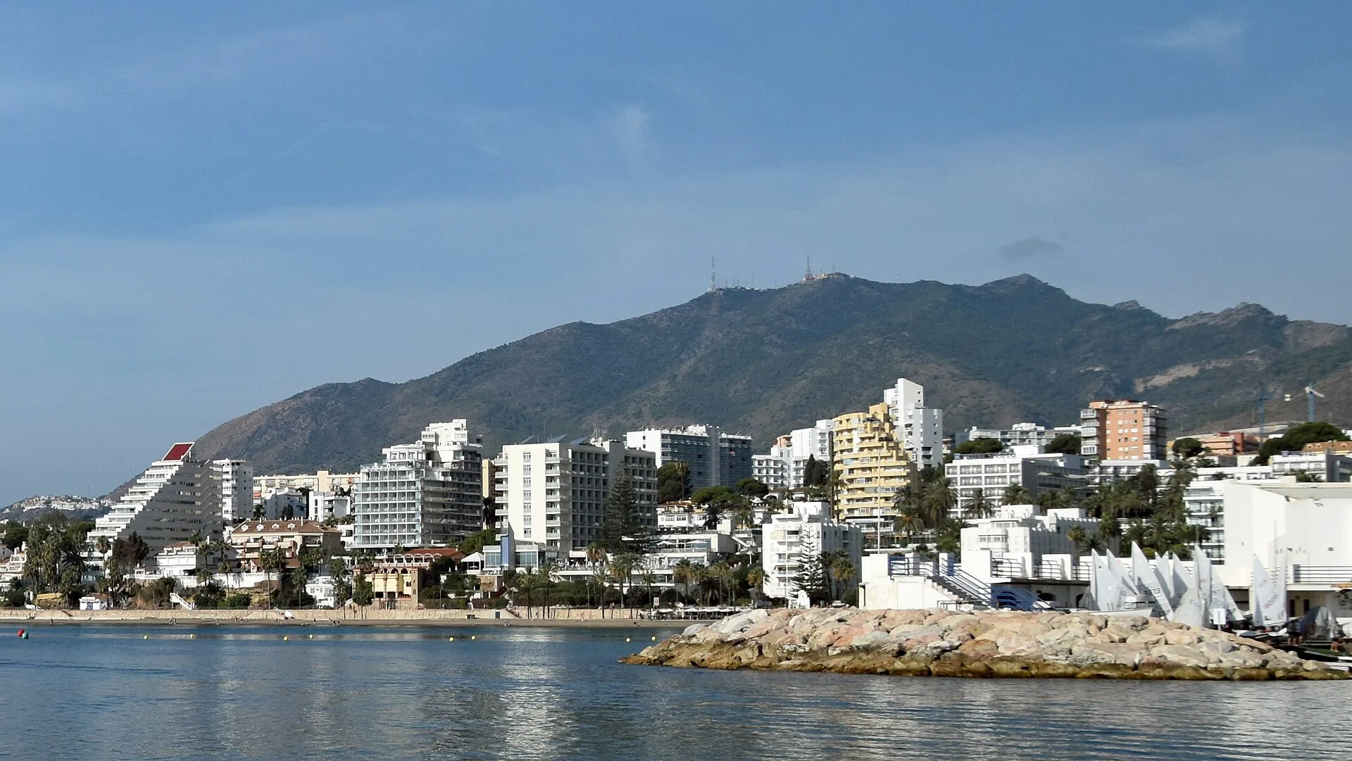 Vista panorámica de Benalmádena con el mar al fondo