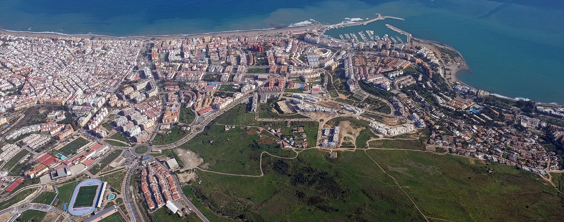 Vista aérea del casco urbano y el litoral de Estepona