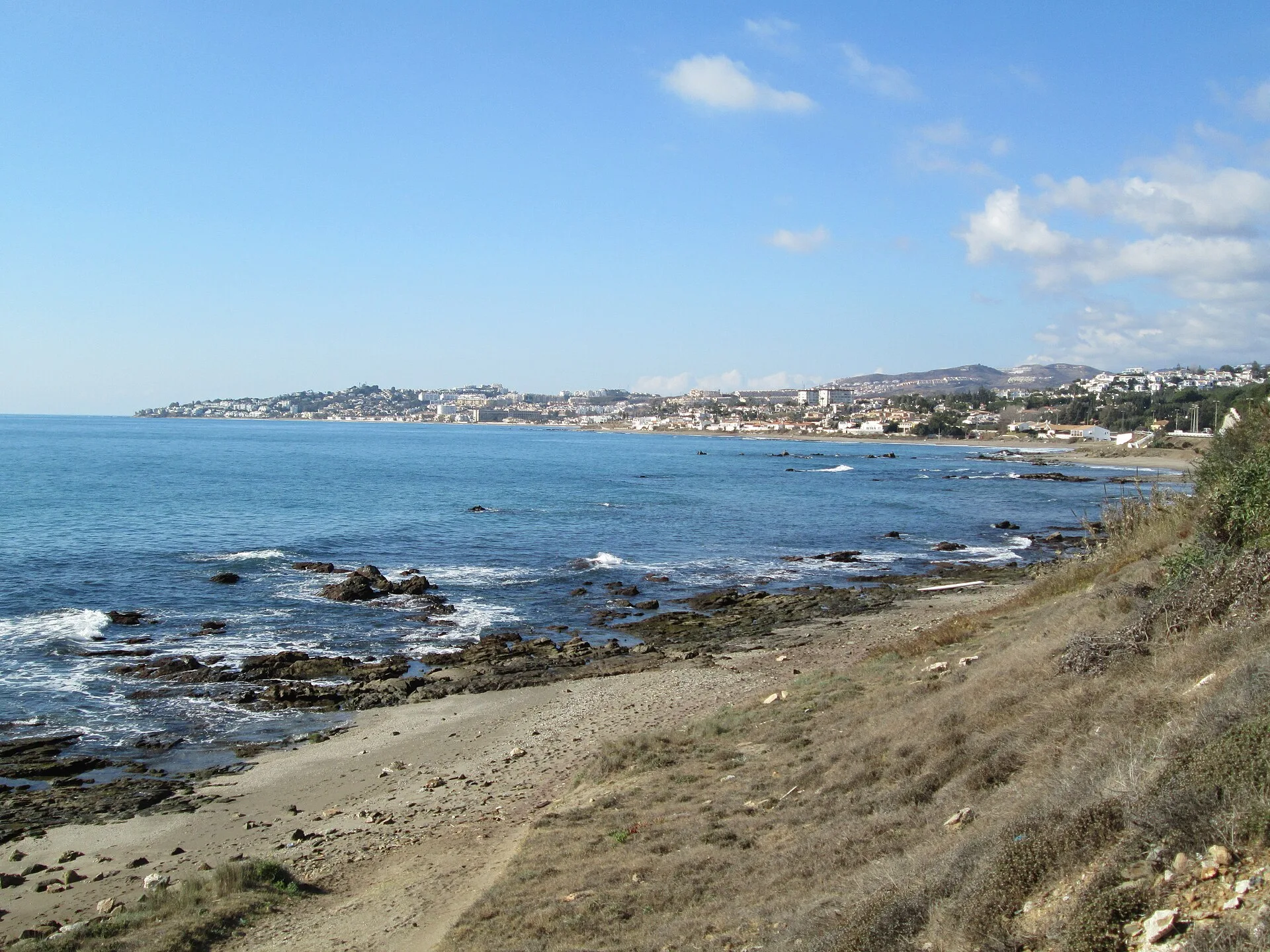 Playa de Mijas Costa con el Mediterráneo al fondo