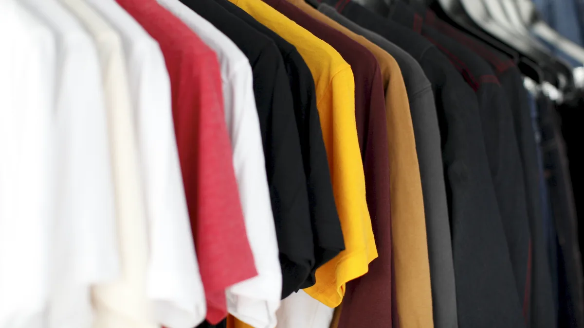 Camisetas lisas de distintos colores colgadas en perchas