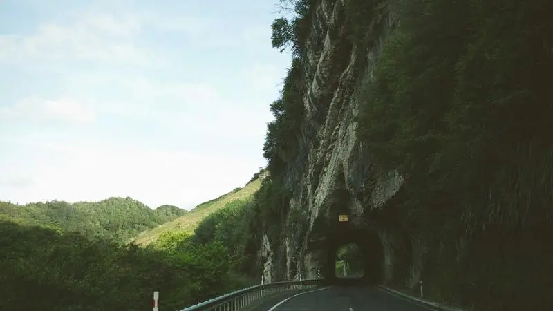 Mesa con copas, cafés y postre al final de una comida