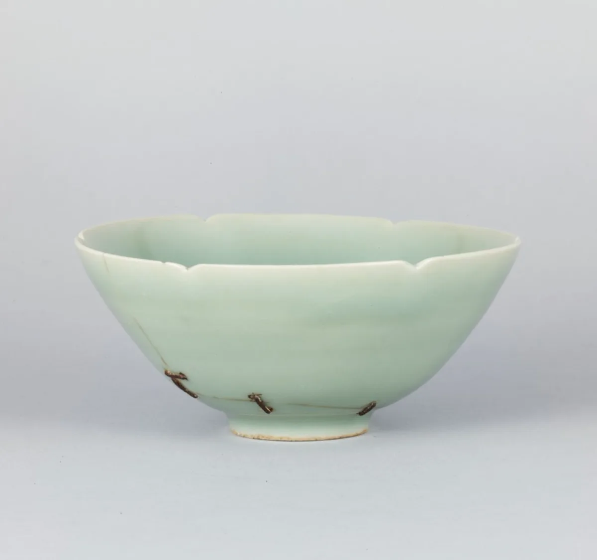 El cuenco Bakōhan: celadón chino de Longquan del siglo XIII, reparado con grapas metálicas