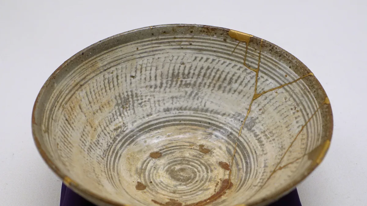 Cuenco de té coreano del siglo XVI con las grietas reparadas mediante laca dorada, técnica kintsugi