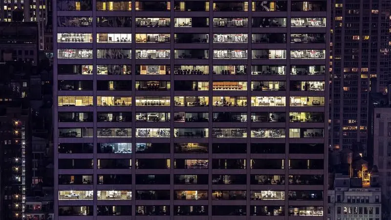 Pasillo central del mercado con puestos de pescado y verdura