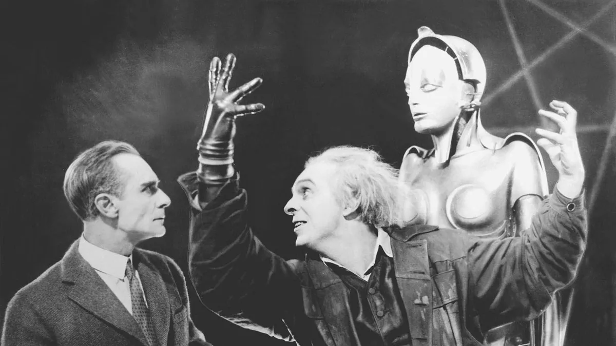 Rotwang presenta el robot Maschinenmensch ante Joh Fredersen en una foto de rodaje de Metropolis (1927)