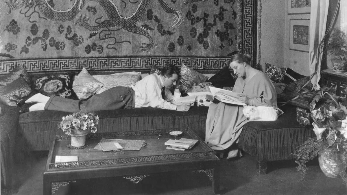 Fritz Lang y Thea von Harbou leyendo manuscritos en su casa, fotografía de hacia 1923-1924