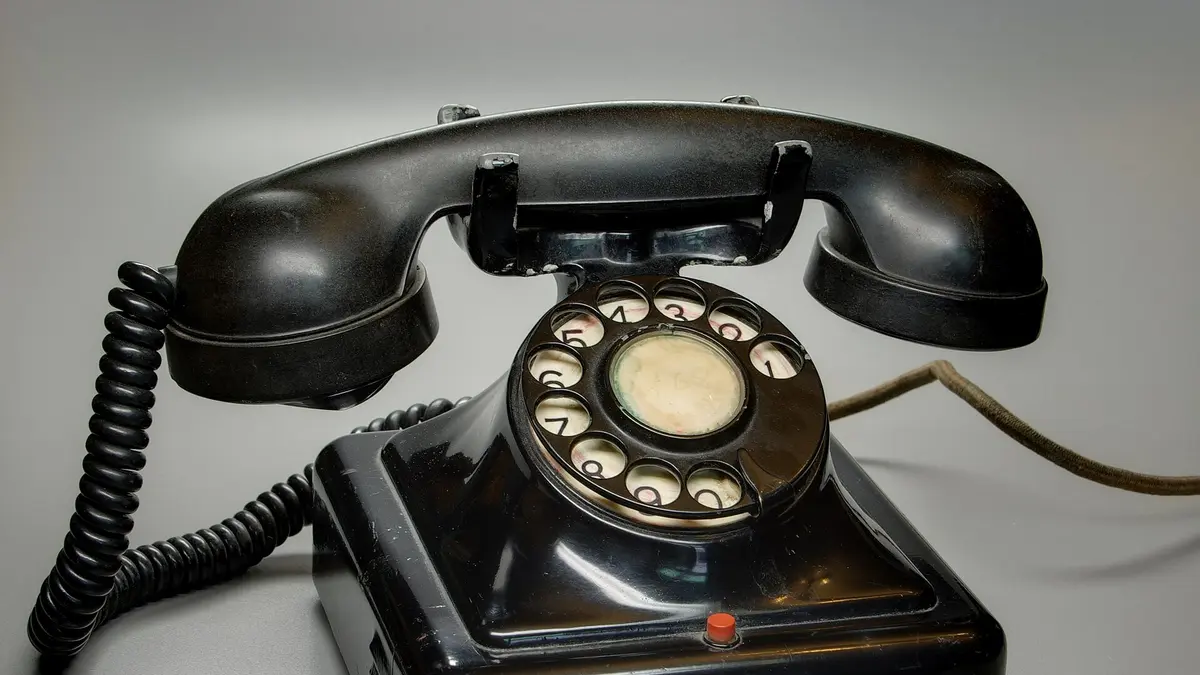 Teléfono clásico de baquelita negra con dial giratorio