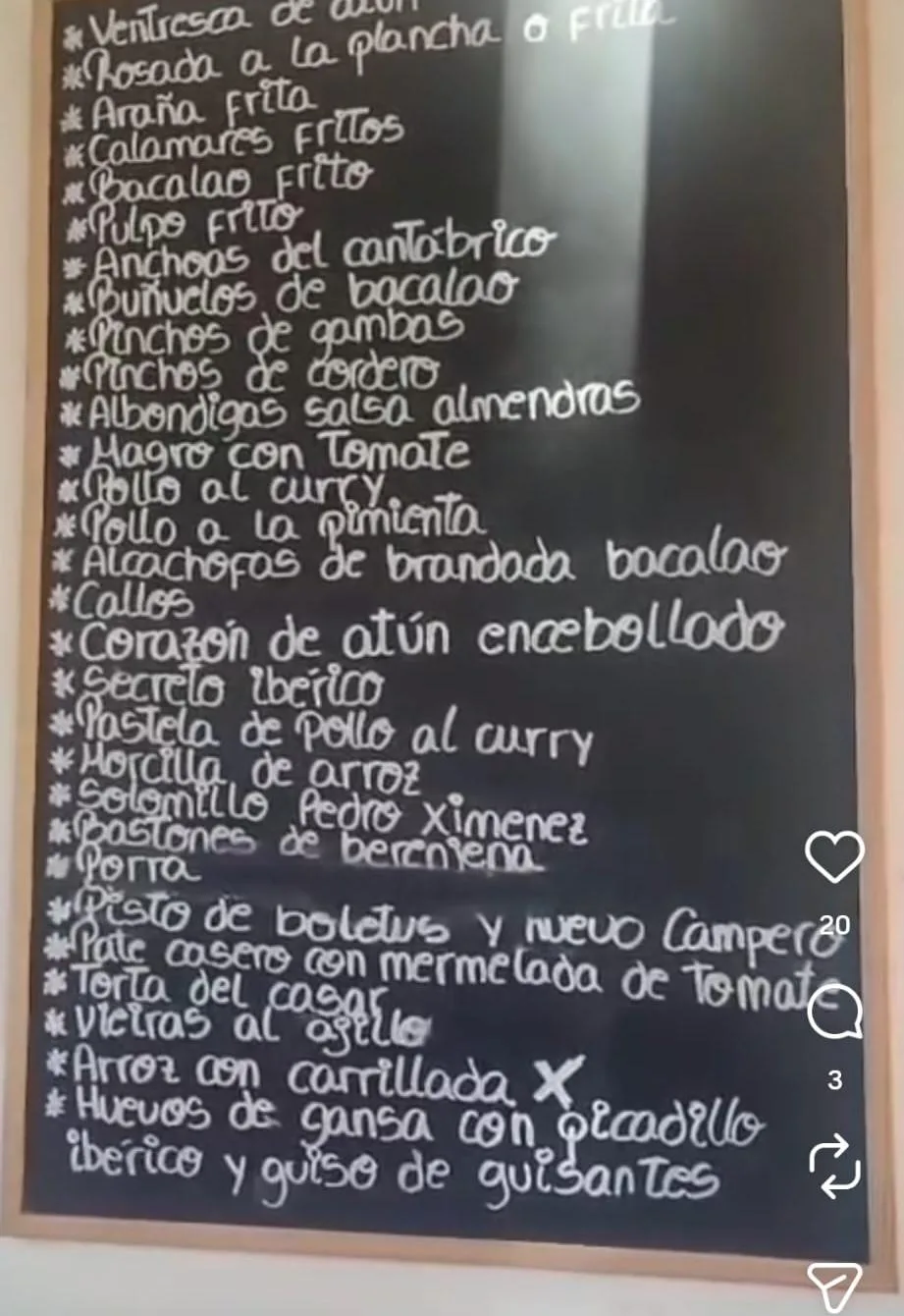 Pizarra con la carta de tapas y raciones de la Peña Flamenca El Gallo en Las Lagunas de Mijas