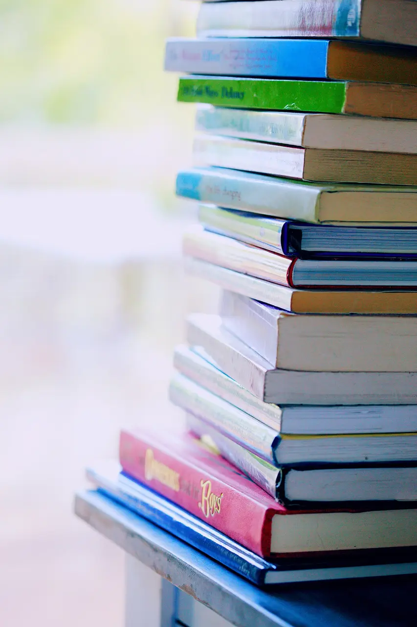Pila de libros de colores sobre una mesa