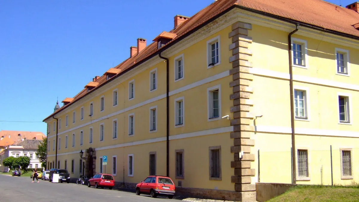 Fachada del cuartel de Magdeburgo en Terezín, centro de la vida cultural del gueto