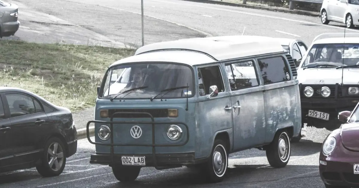 Mesa de bar con cañas y tapas