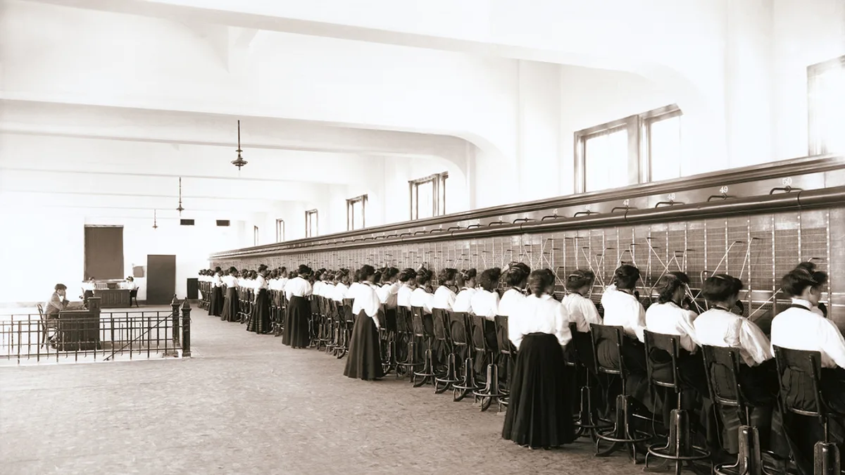 Operadoras de una centralita telefónica manual en 1907