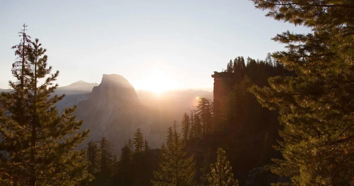 Mesa puesta con platos y copas en un restaurante