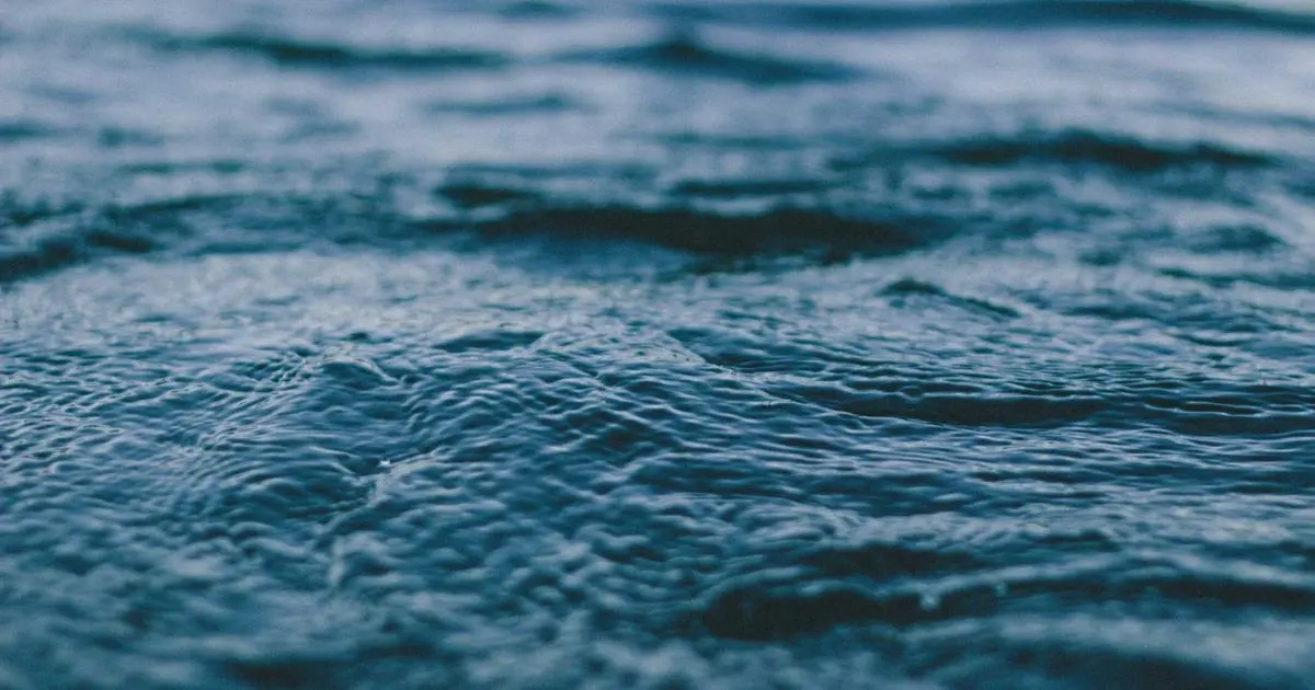Un escritorio con un portátil, una libreta y un café